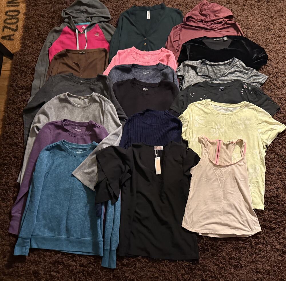 Women's Lot of 18 All Name Brand Shirts ADIDAS Tek Gear etc